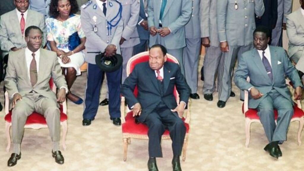 L'ancien président ivoirien Houphouët-Boigny, entouré d'Alassane Ouattara (G) et d'Henri Konan Bédié (D), en 1992.