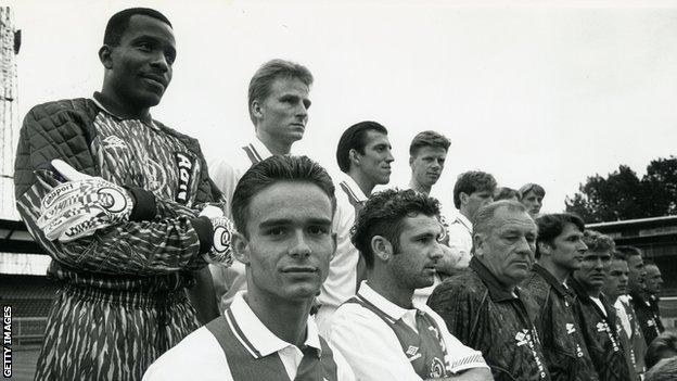 Stanley Menzo pose avec l'équipe de l'Ajax de 1992-93 pour la photo d'équipe de cette saison